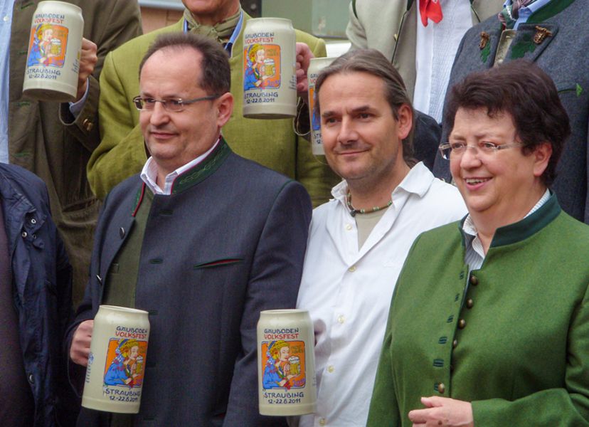 2011 • Präsentation des Straubinger Jahreskruges mit Gäuboden-Festwirt-Sprecher M. Lechner und der 2. Bürgermeisterin M. Stelzl